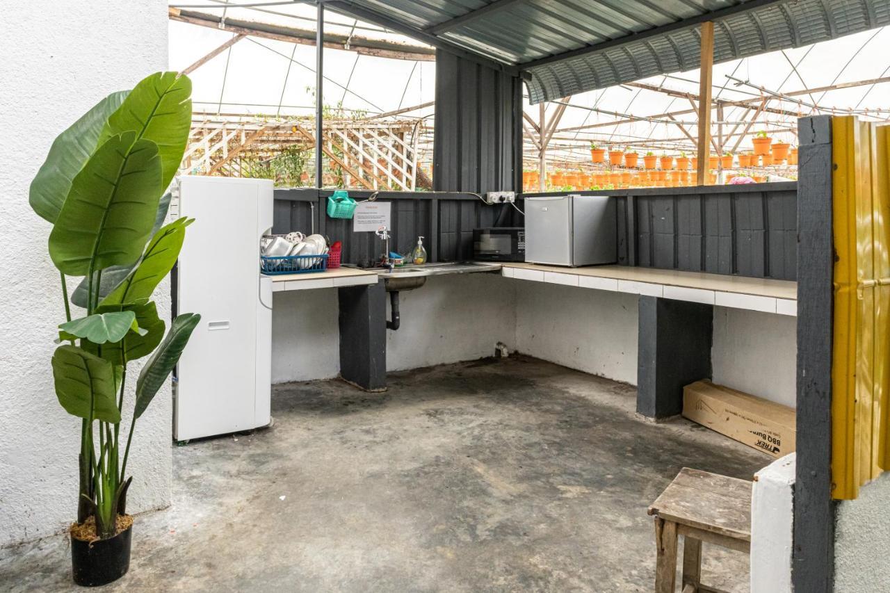 Aiza Homestay Opposite Abang Strawberry Taman Sedia Tanah Rata Exterior foto