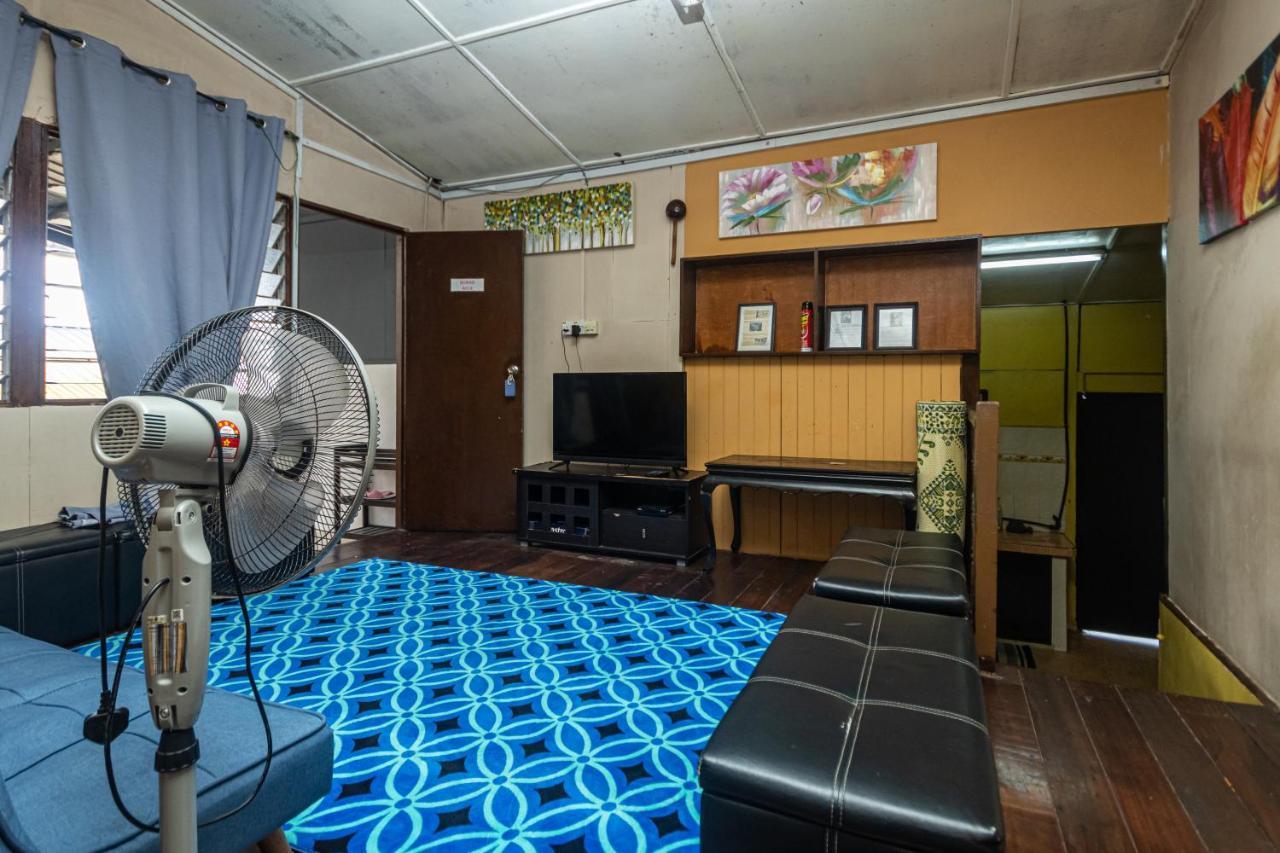Aiza Homestay Opposite Abang Strawberry Taman Sedia Tanah Rata Exterior foto