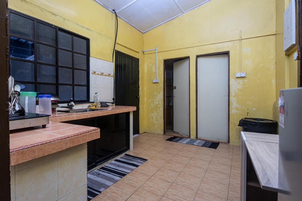 Aiza Homestay Opposite Abang Strawberry Taman Sedia Tanah Rata Exterior foto